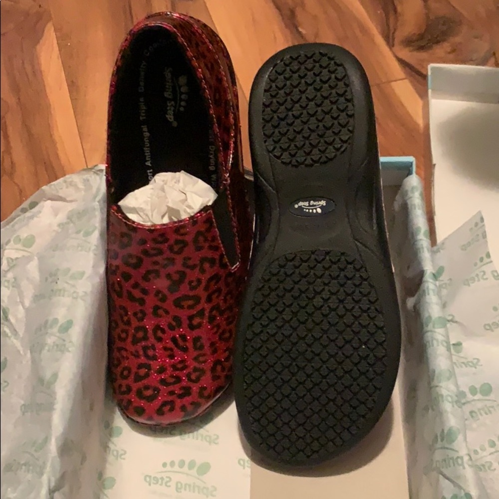 Spring Step Pink Leopard Clogs - Picture 3 of 5